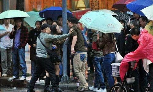 原阳夫妻吃瓜事件,一场引发网友热议的邻里纠纷