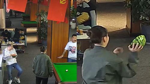 吃瓜女生打台球