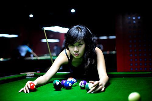 吃瓜女生打台球