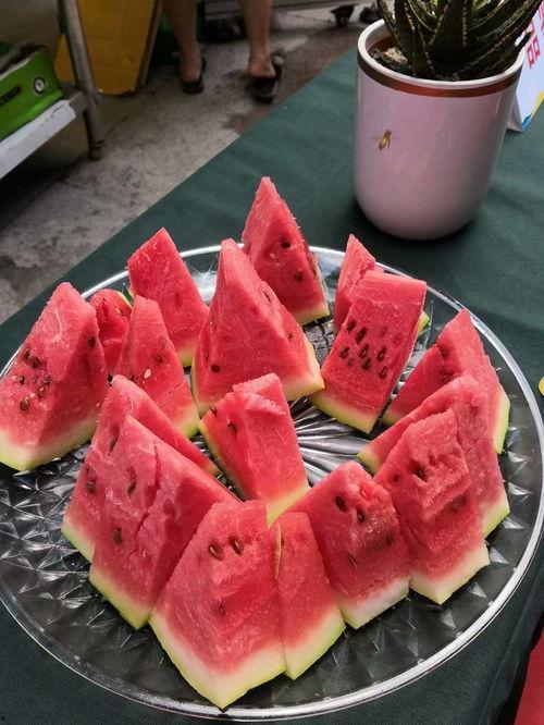 重庆区长吃瓜,一场意外的网络热议