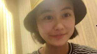 美女回老家吃瓜,美女回乡体验乡村“吃瓜”乐趣