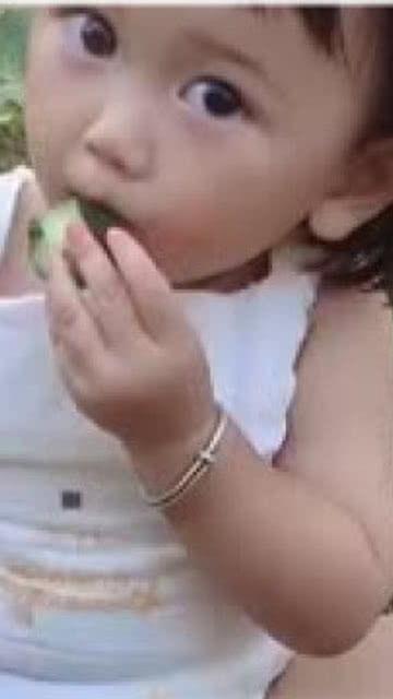 美女回老家吃瓜,美女回乡体验乡村“吃瓜”乐趣