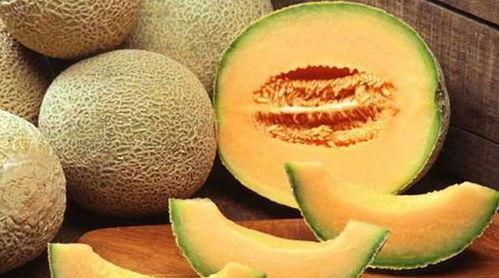 画人吃哈密瓜,画中人共享哈密瓜的悠闲时光