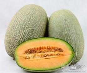 画人吃哈密瓜,画中人共享哈密瓜的悠闲时光