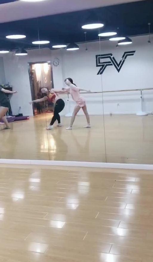 吃瓜跳舞比赛,欢乐竞技，舞动夏日激情