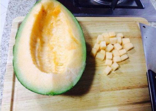 哈密瓜能和兔肉一起吃吗,哈密瓜与兔肉搭配食用指南